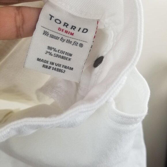 Torrid Women's Boyfriend White Jeans with Distressing Sz 22XT - Picture 8 of 9